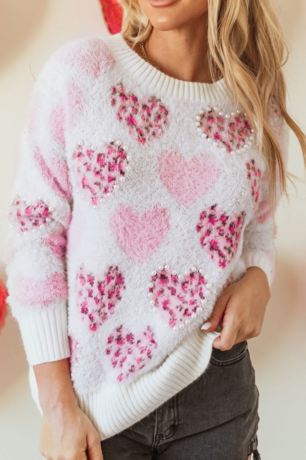 Suéter de cuello redondo con corazón y detalle de perla
