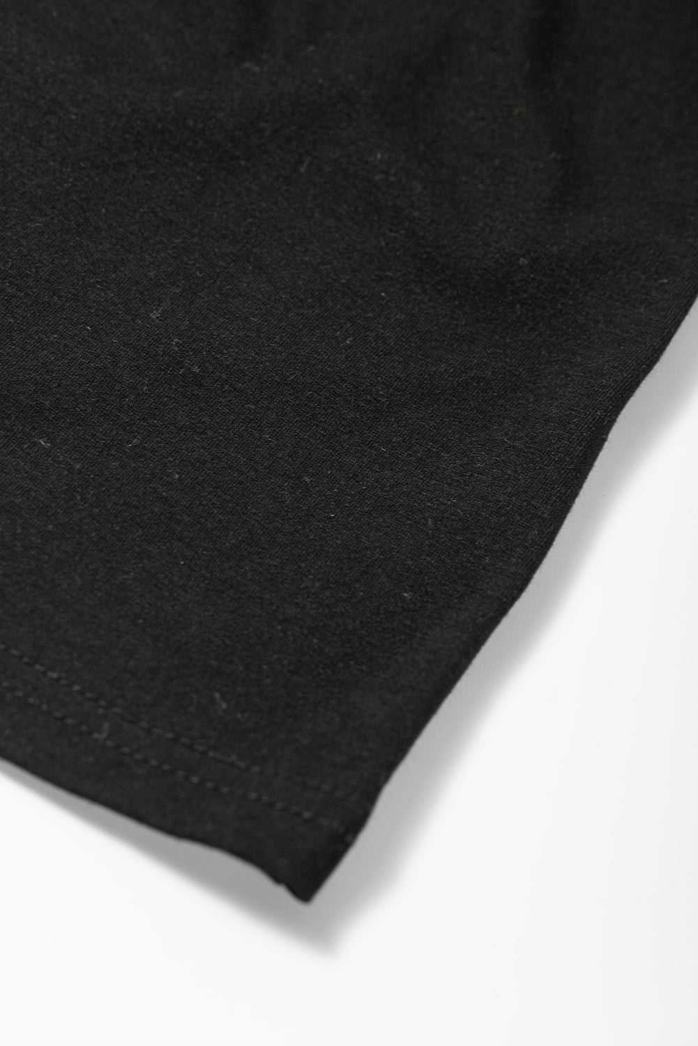 Vestido camisero plisado con mangas abullonadas y cuello con muescas en color negro