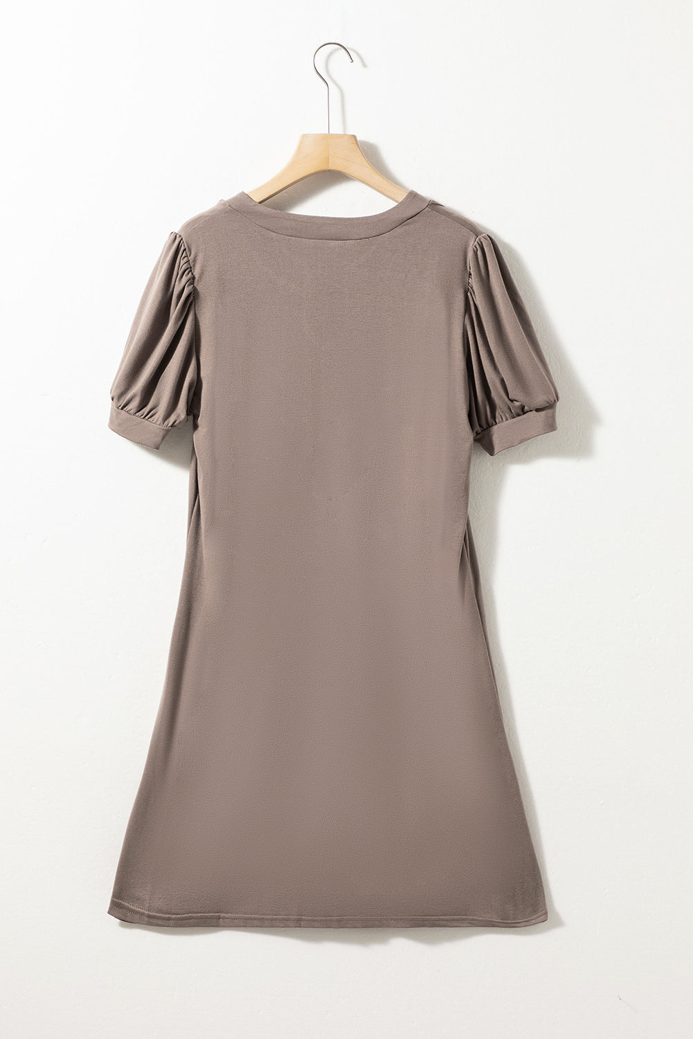 Vestido camisero plisado con mangas abullonadas y cuello con muescas en color negro