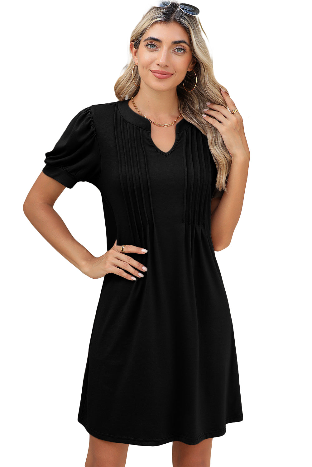 Vestido camisero plisado con mangas abullonadas y cuello con muescas en color negro