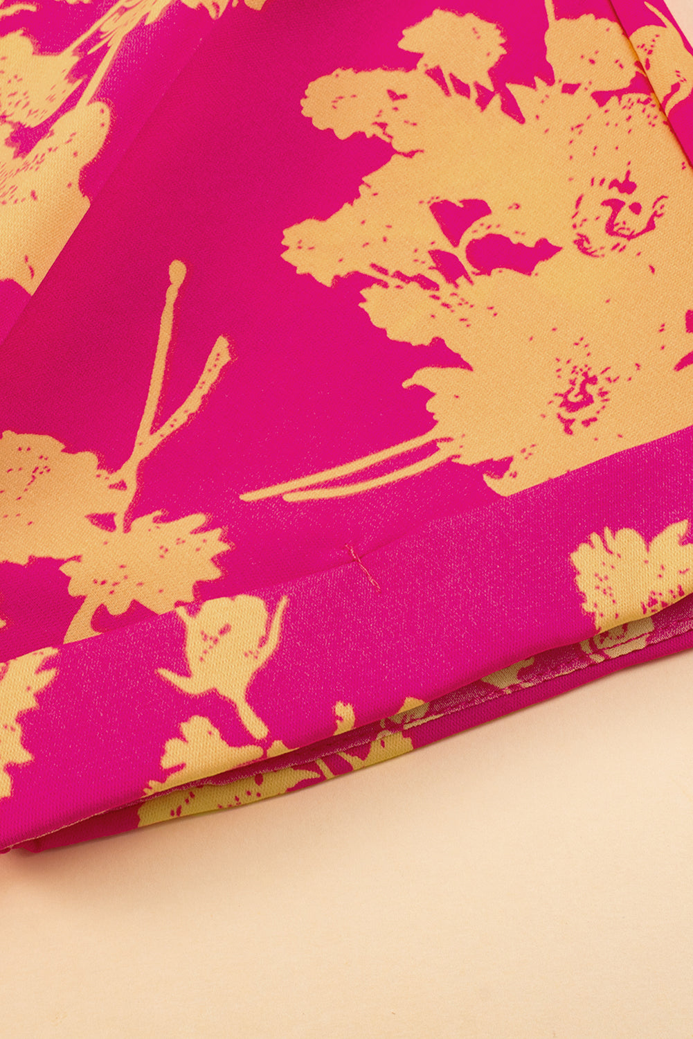 Vestido corto con volantes, escote cruzado y manga corta con estampado floral en rosa