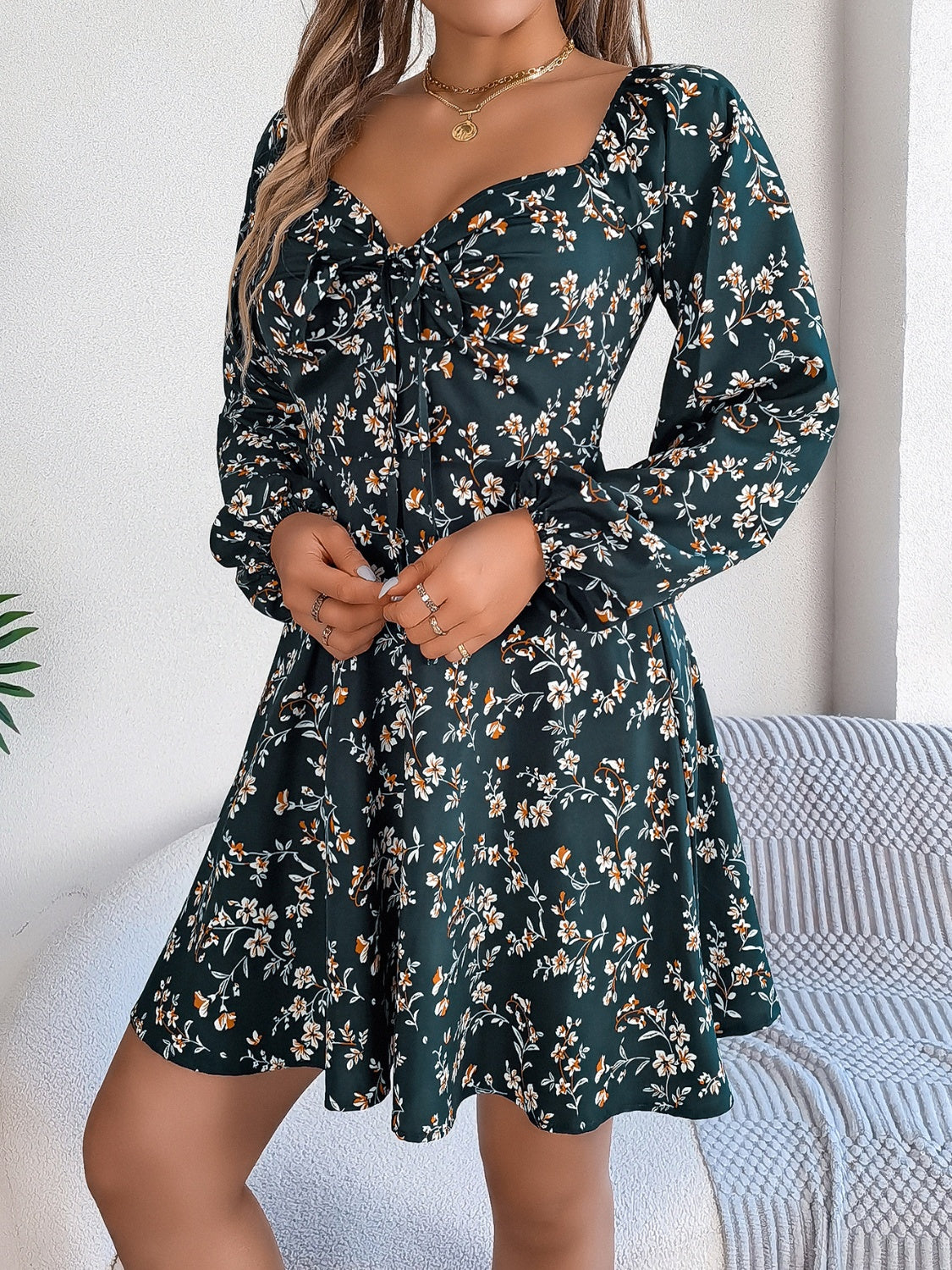Vestido mini con mangas abullonadas y cuello en forma de corazón estampado