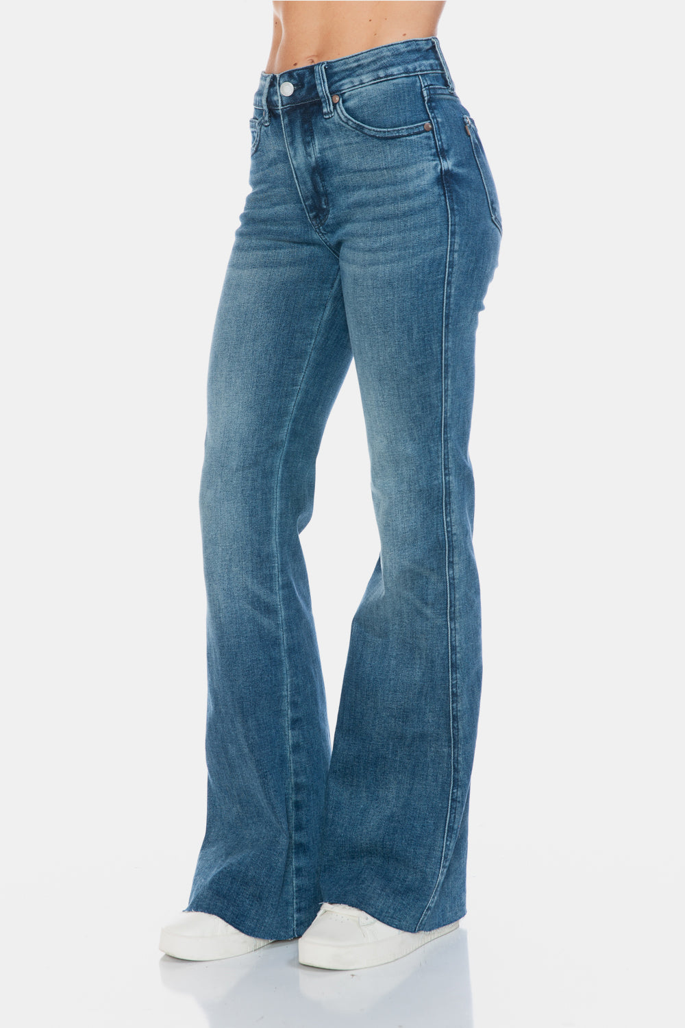 Vaqueros acampanados con corte en el dobladillo y control de abdomen de talla grande de Judy Blue
