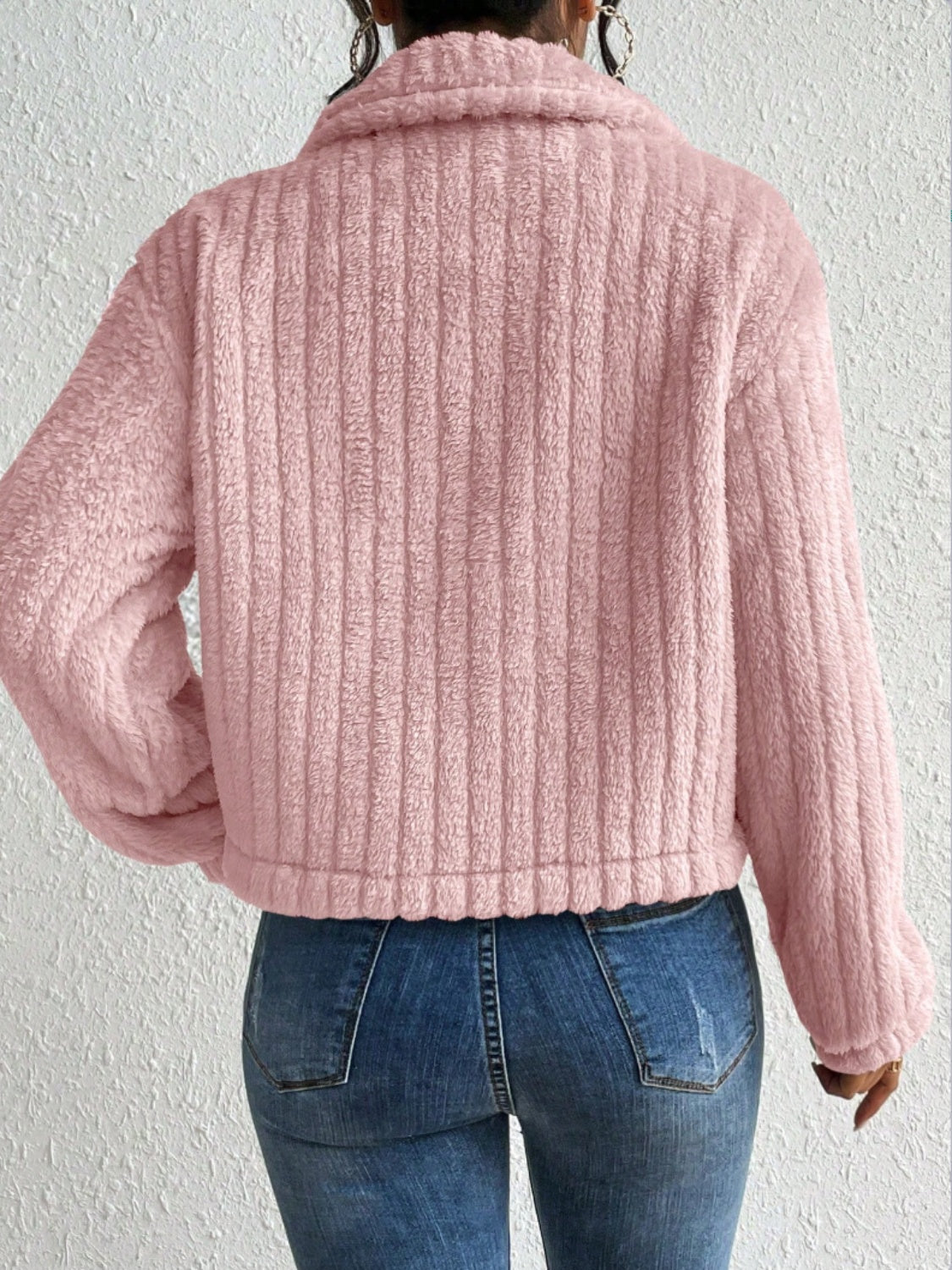 Chaqueta abotonada con cuello peludo