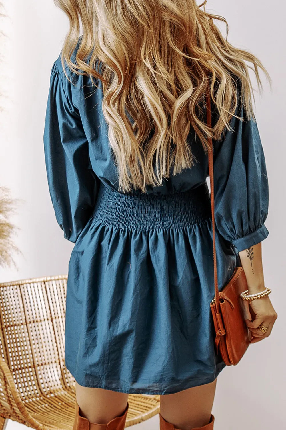 Vestido mini fruncido con mangas tres cuartos y medio botón