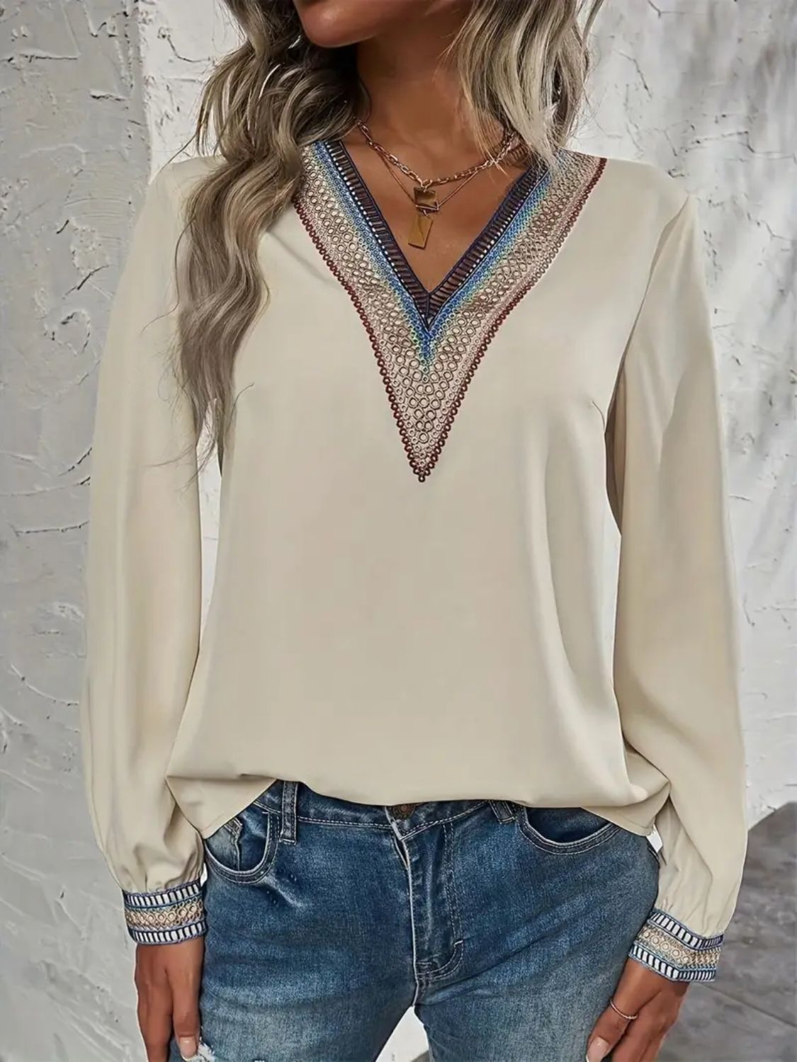 Blusa de manga larga con escote en V en contraste