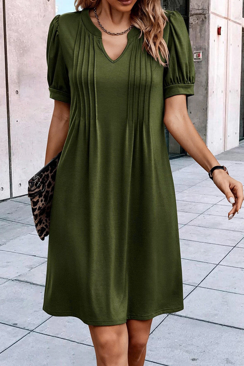 Vestido camisero plisado con mangas abullonadas y cuello con muescas en color negro