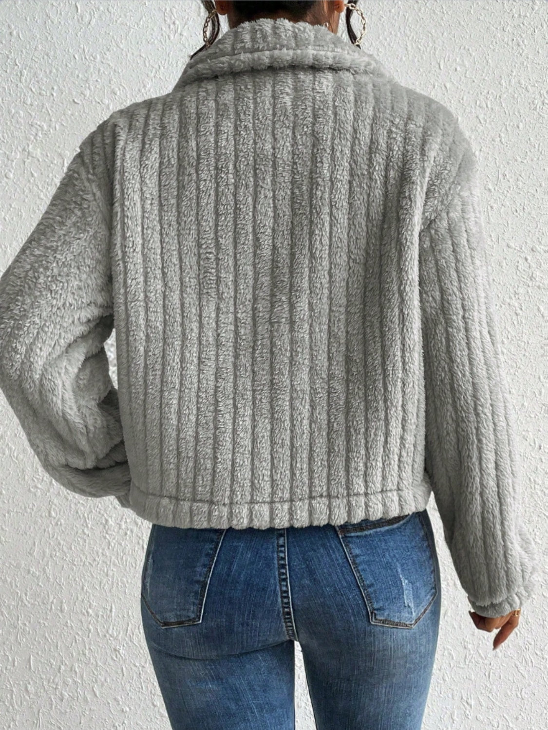 Chaqueta abotonada con cuello peludo