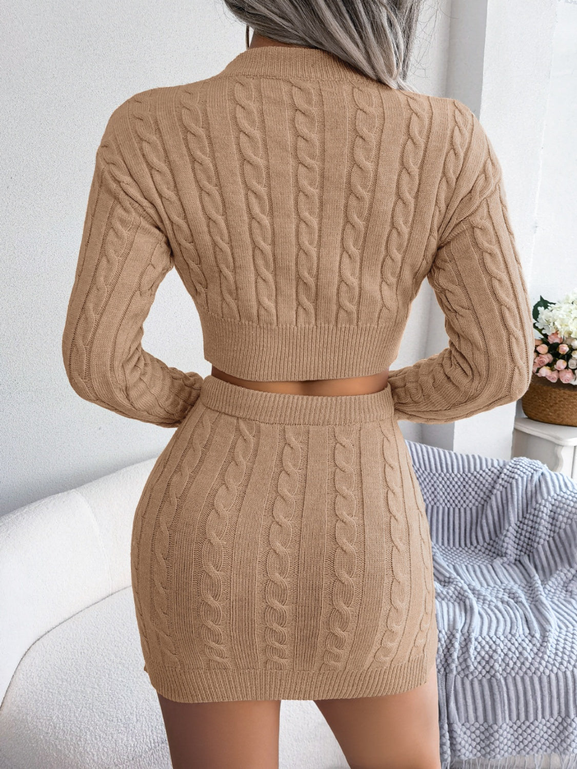 Conjunto de suéter y falda con cuello redondo y tejido de cable