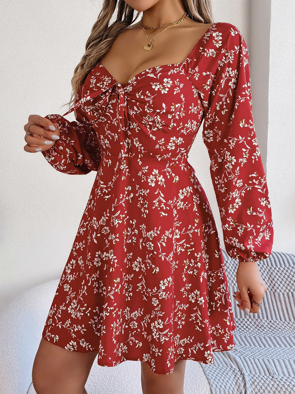 Vestido mini con mangas abullonadas y cuello en forma de corazón estampado