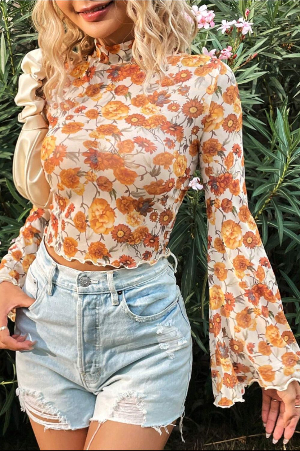 Blusa estampada con cuello alto y mangas acampanadas