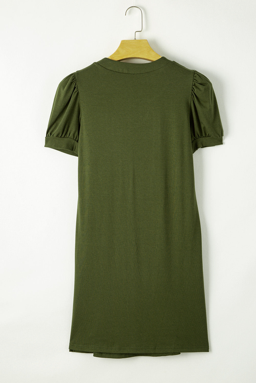 Vestido camisero plisado con mangas abullonadas y cuello con muescas en color negro