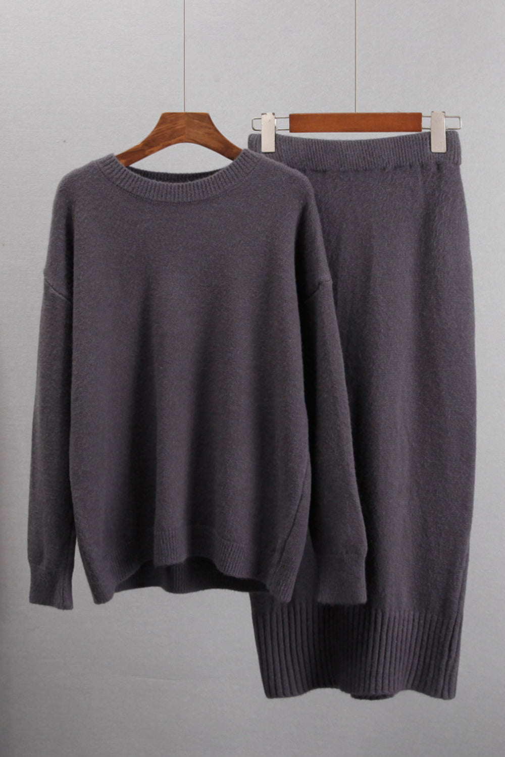 Conjunto de suéter y falda con cuello redondo y hombros caídos