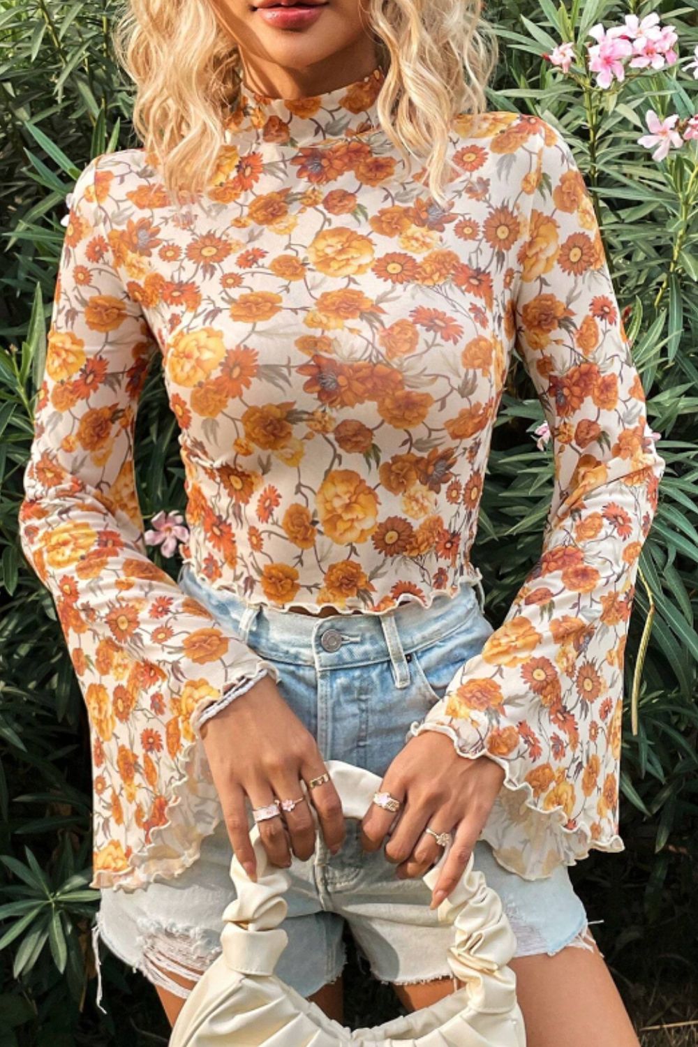 Blusa estampada con cuello alto y mangas acampanadas