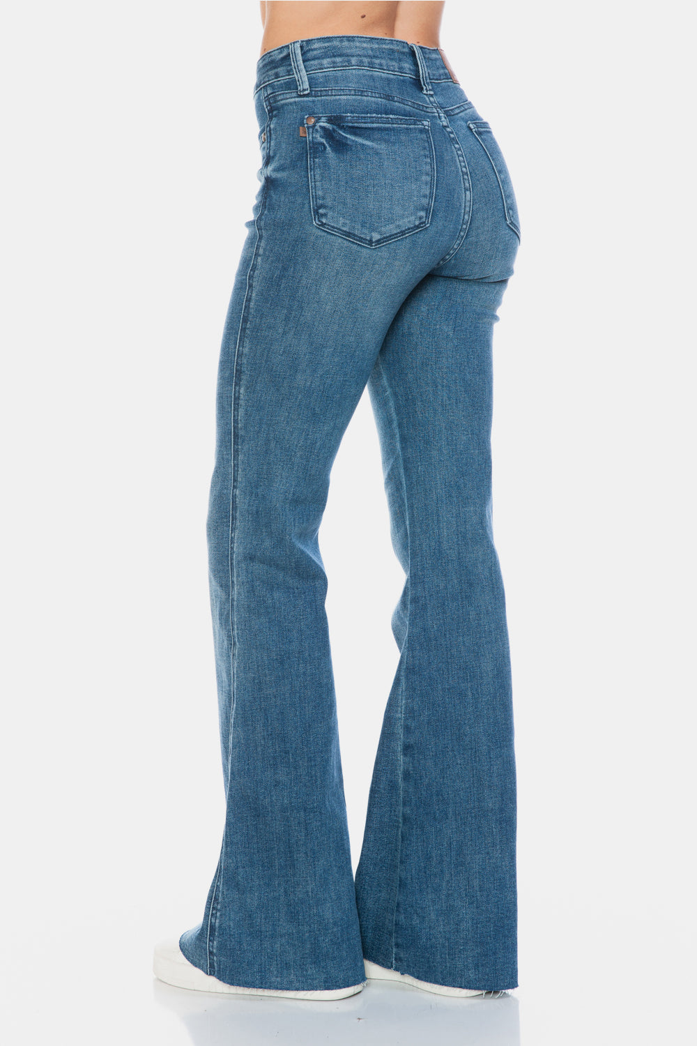 Vaqueros acampanados con corte en el dobladillo y control de abdomen de talla grande de Judy Blue