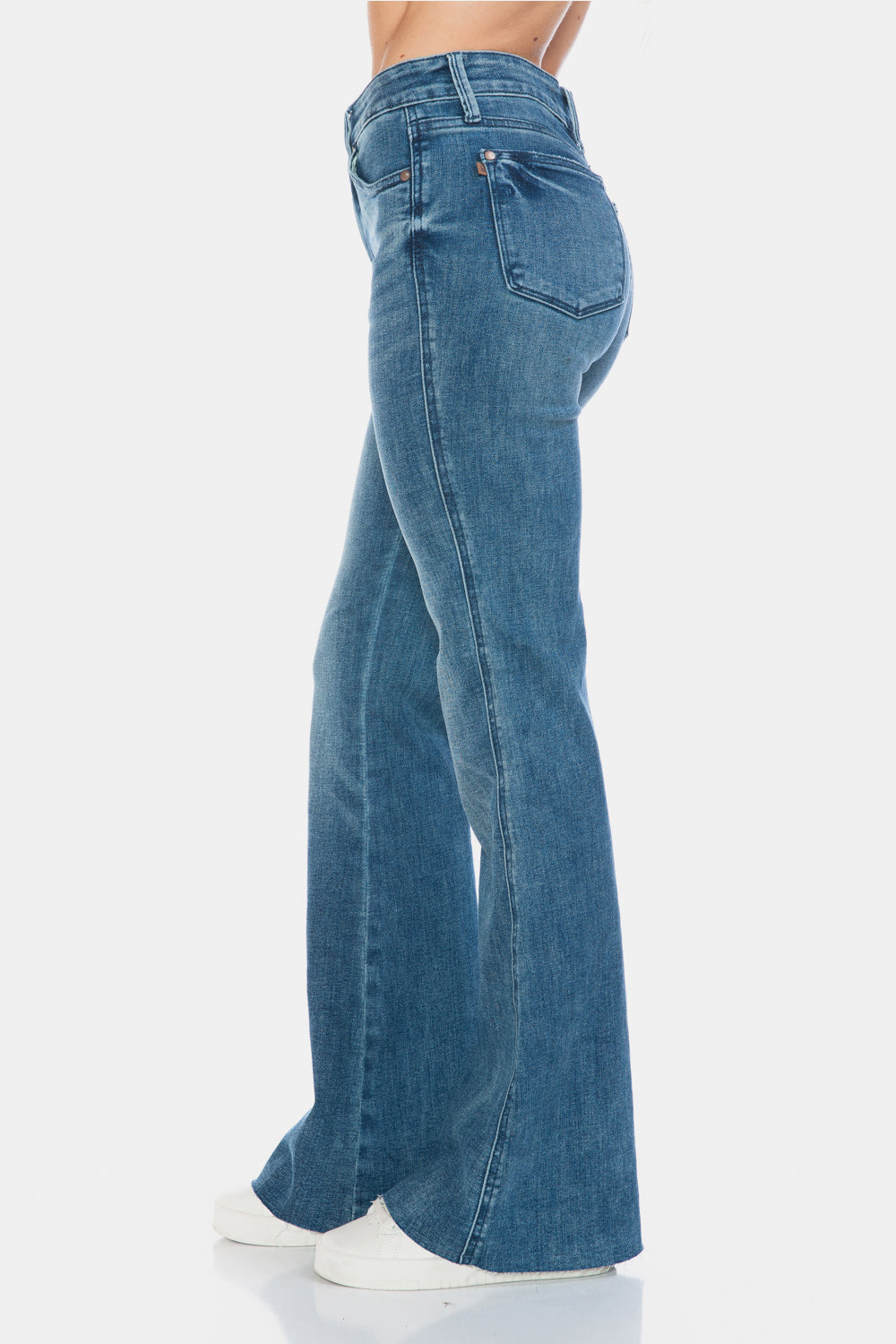 Vaqueros acampanados con corte en el dobladillo y control de abdomen de talla grande de Judy Blue