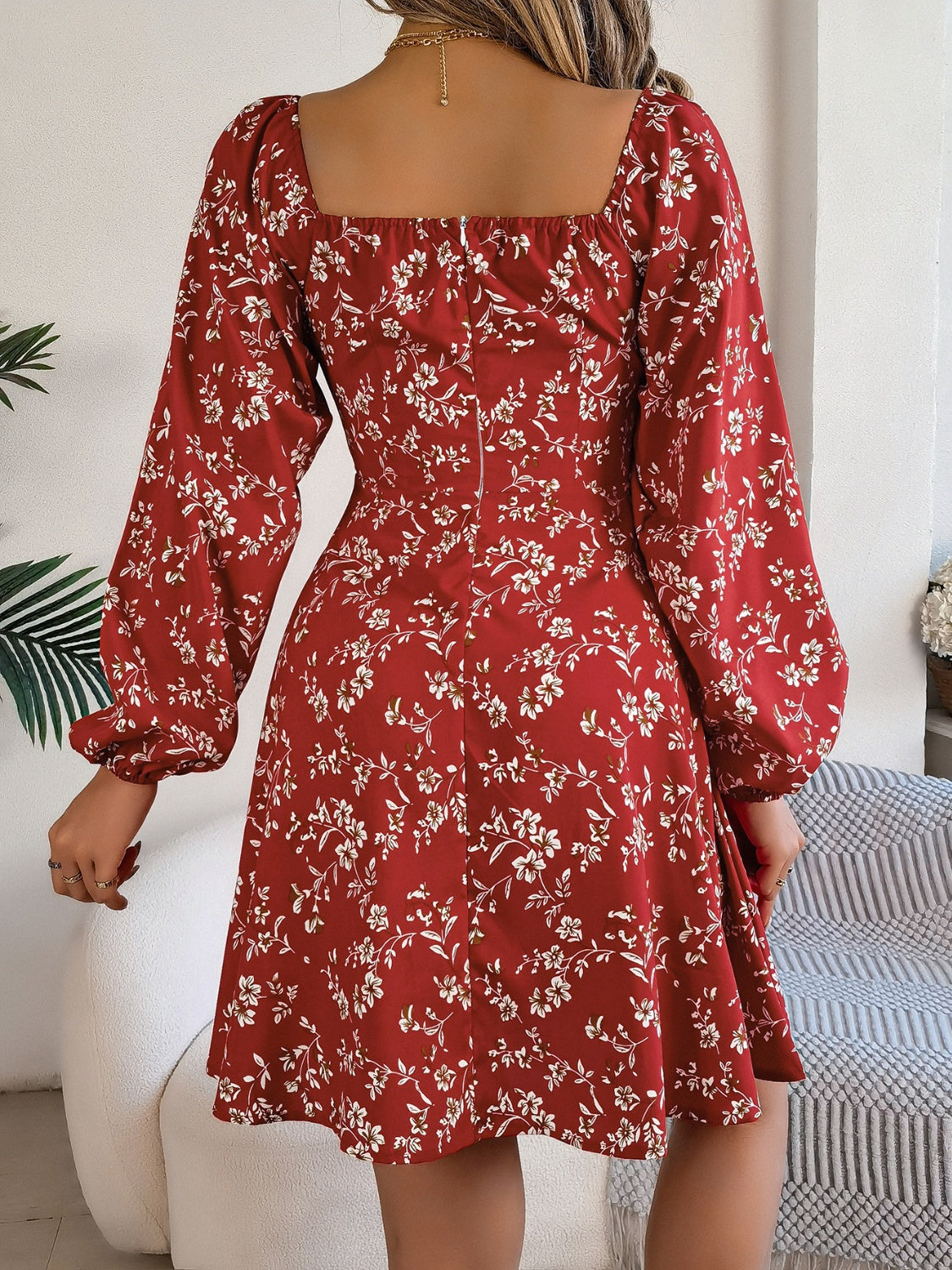 Vestido mini con mangas abullonadas y cuello en forma de corazón estampado