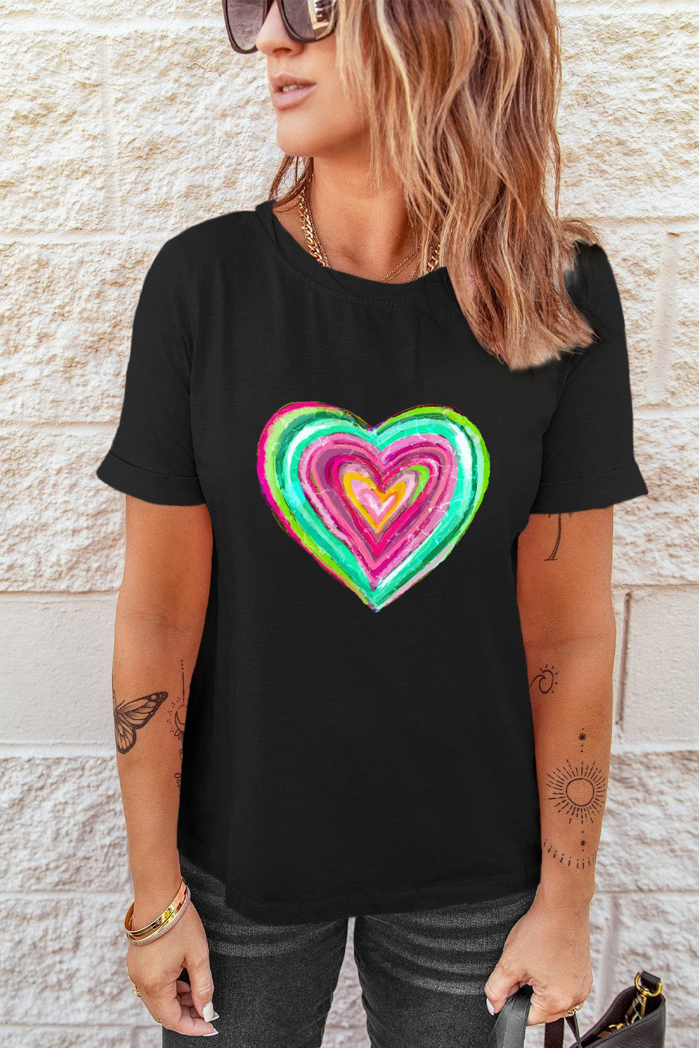 Camiseta de manga corta con cuello redondo y corazón