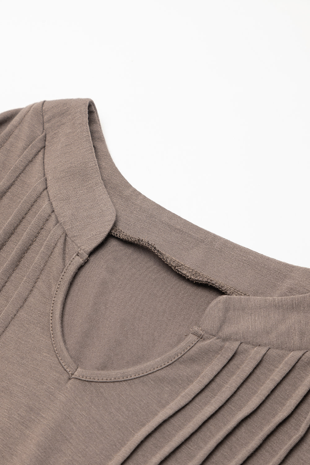 Vestido camisero plisado con mangas abullonadas y cuello con muescas en color negro