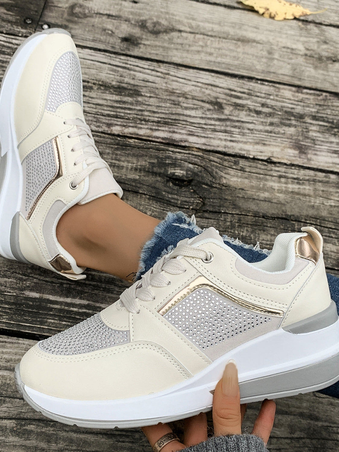 Zapatillas de cuña con cordones y diamantes de imitación