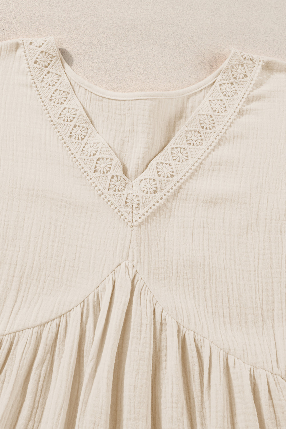 Vestido corto de encaje con escote en V y mangas cortas, color negro