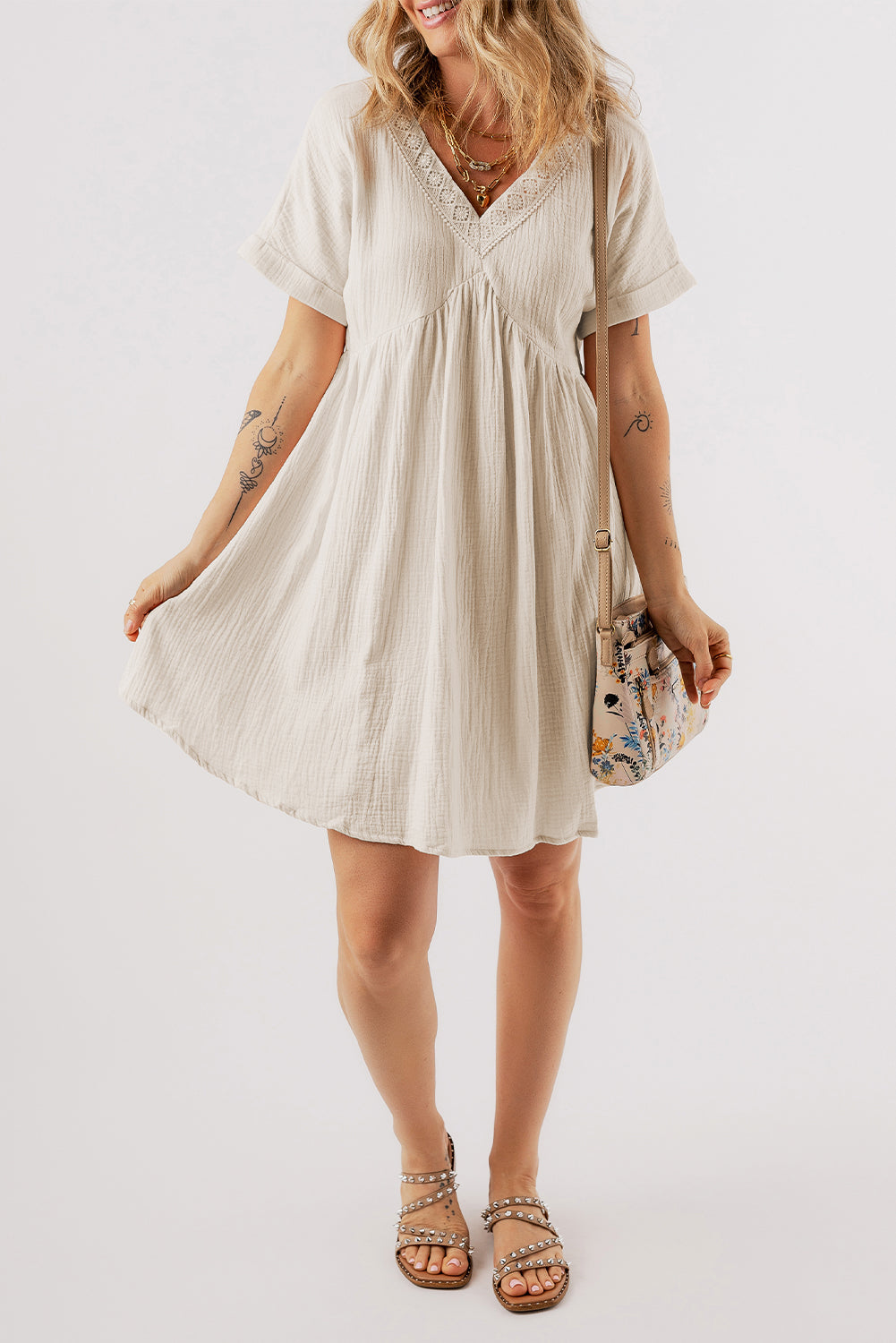 Vestido corto de encaje con escote en V y mangas cortas, color negro