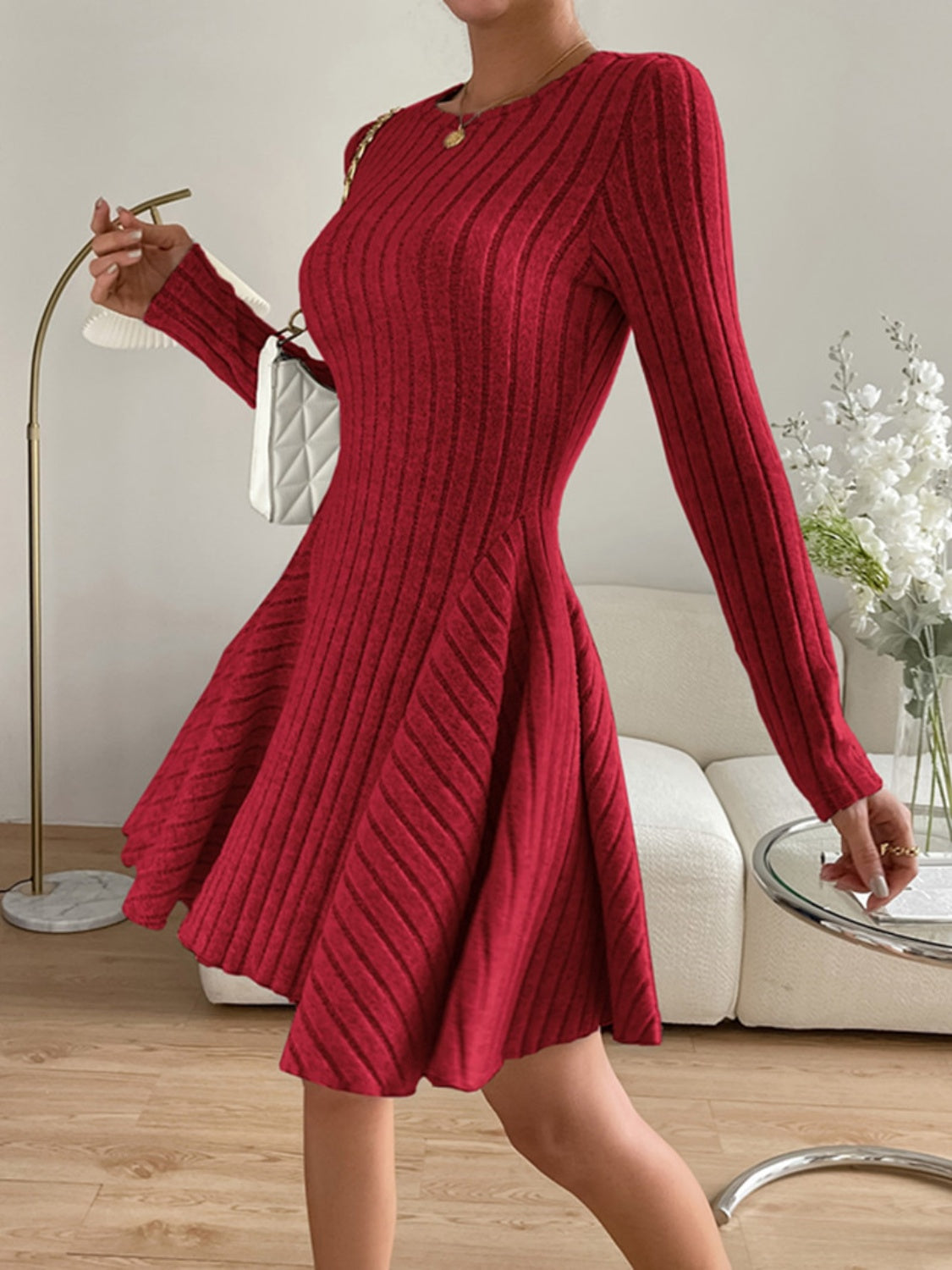 Vestido de manga larga con cuello redondo y canalé