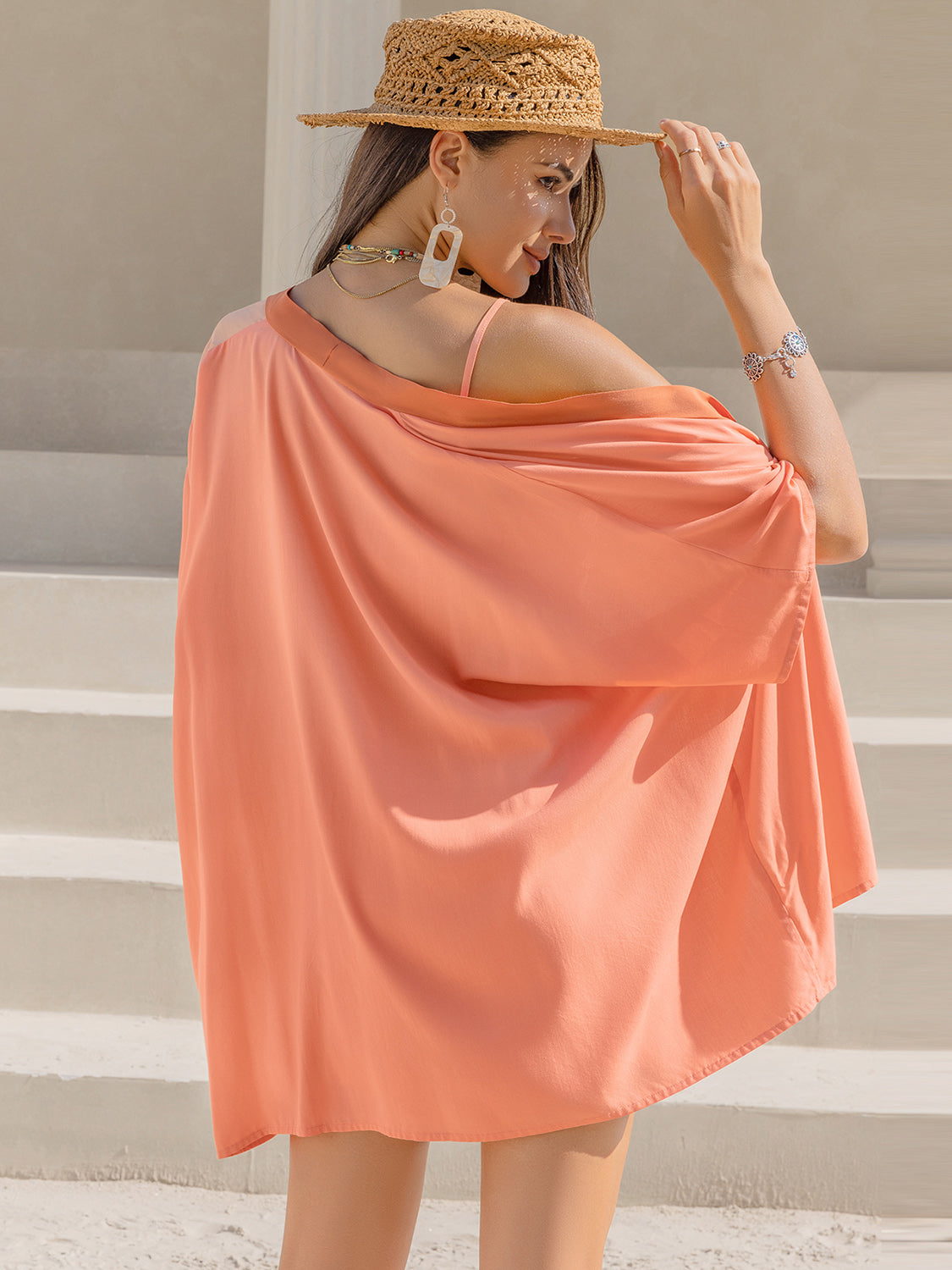 Conjunto de camisola, pareo abierto por delante y pantalones cortos