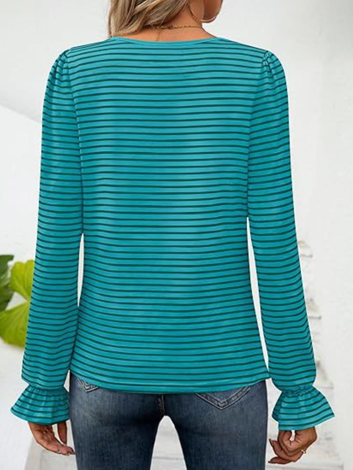 Blusa de rayas con escote cuadrado y mangas con volantes