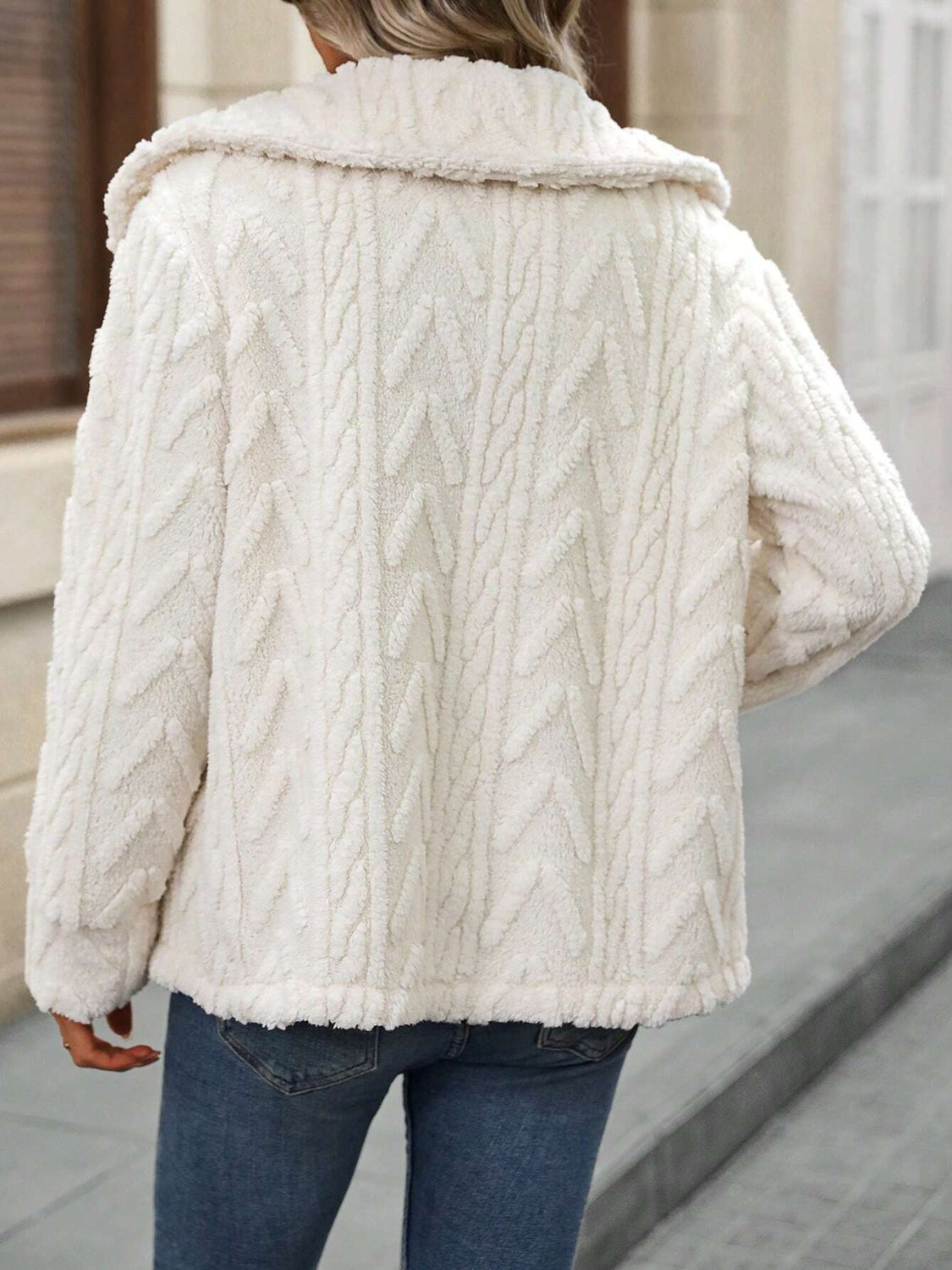 Abrigo con cuello abotonado y textura difusa