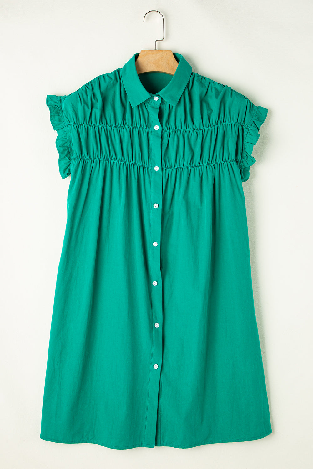 Vestido camisero con botones y mangas fruncidas con volantes de color verde brillante