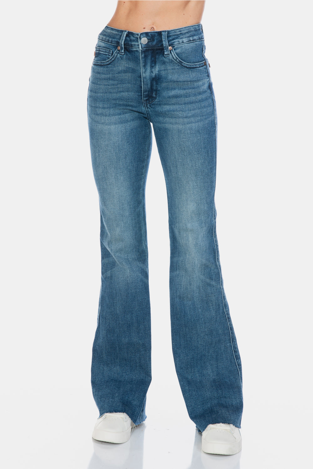 Vaqueros acampanados con corte en el dobladillo y control de abdomen de talla grande de Judy Blue