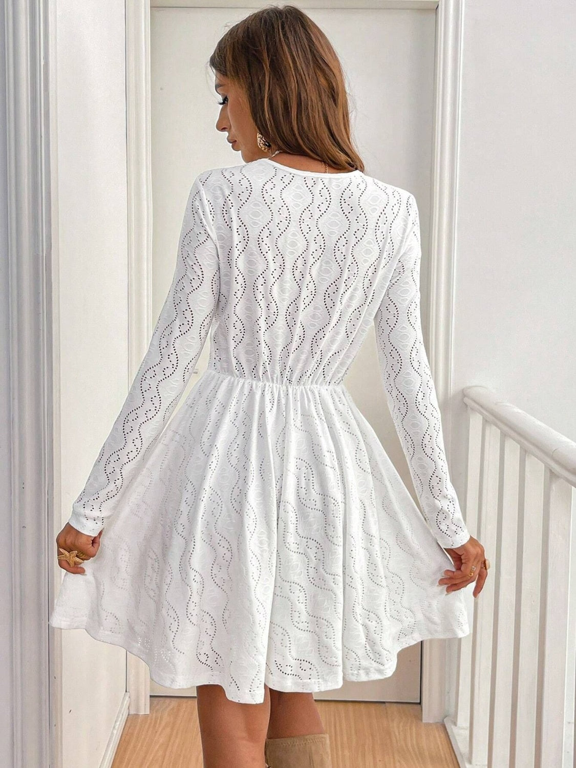 Vestido mini de manga larga con escote en V y detalle de encaje