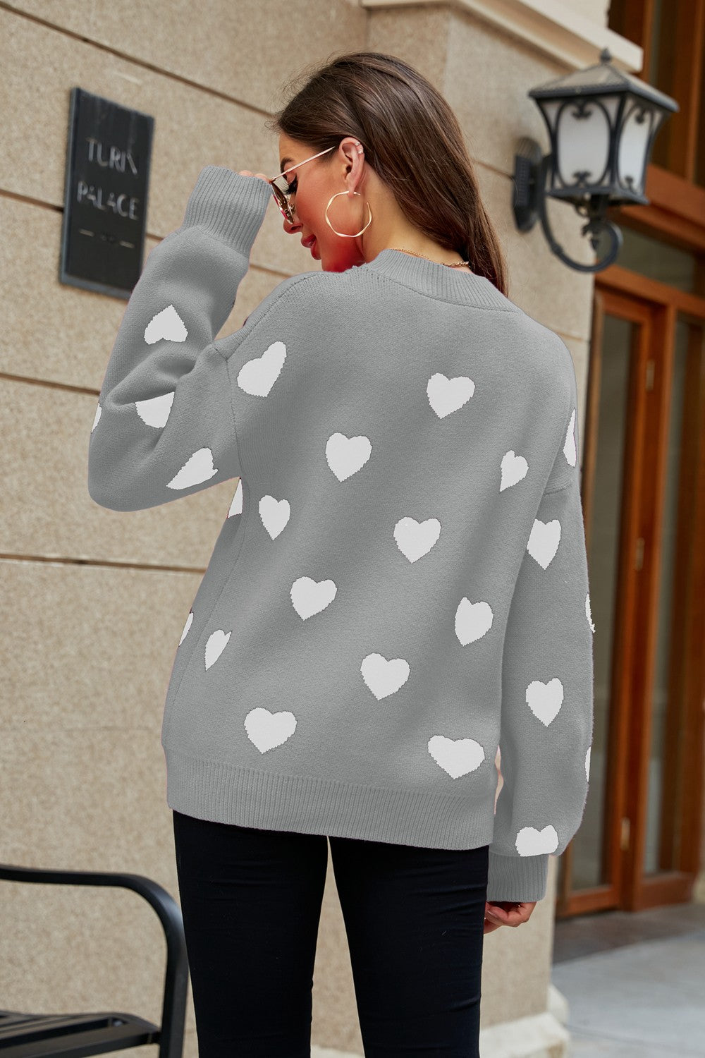 Suéter tipo túnica con cuello redondo y mangas abullonadas con estampado de corazón tejido a la derecha