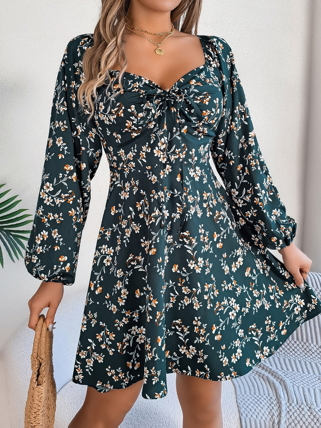 Vestido mini con mangas abullonadas y cuello en forma de corazón estampado