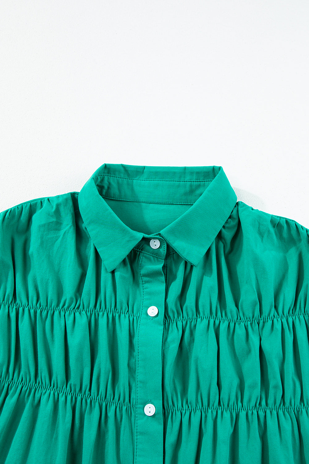 Vestido camisero con botones y mangas fruncidas con volantes de color verde brillante