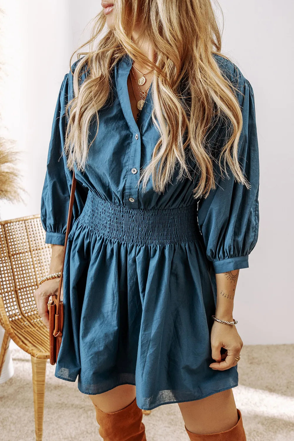 Vestido mini fruncido con mangas tres cuartos y medio botón