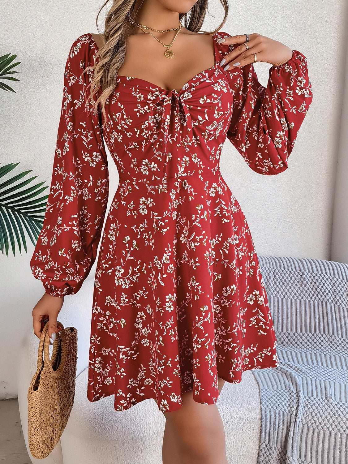 Vestido mini con mangas abullonadas y cuello en forma de corazón estampado