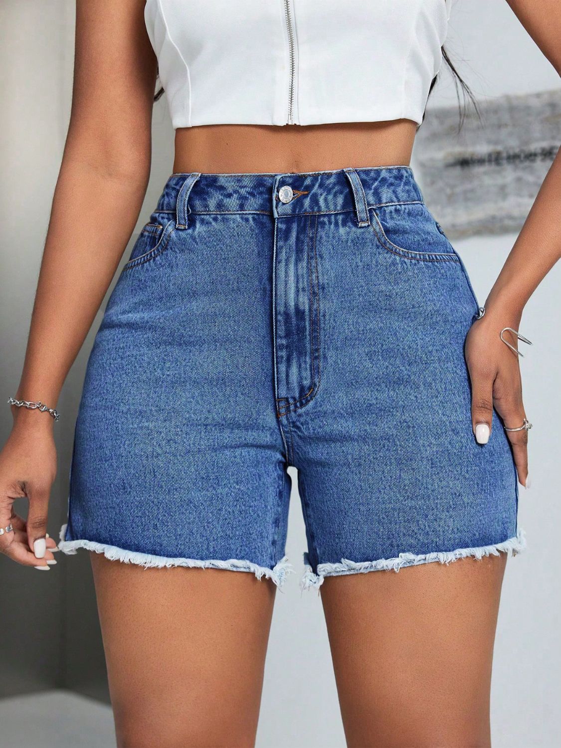 Pantalones cortos de mezclilla de cintura alta con dobladillo sin rematar