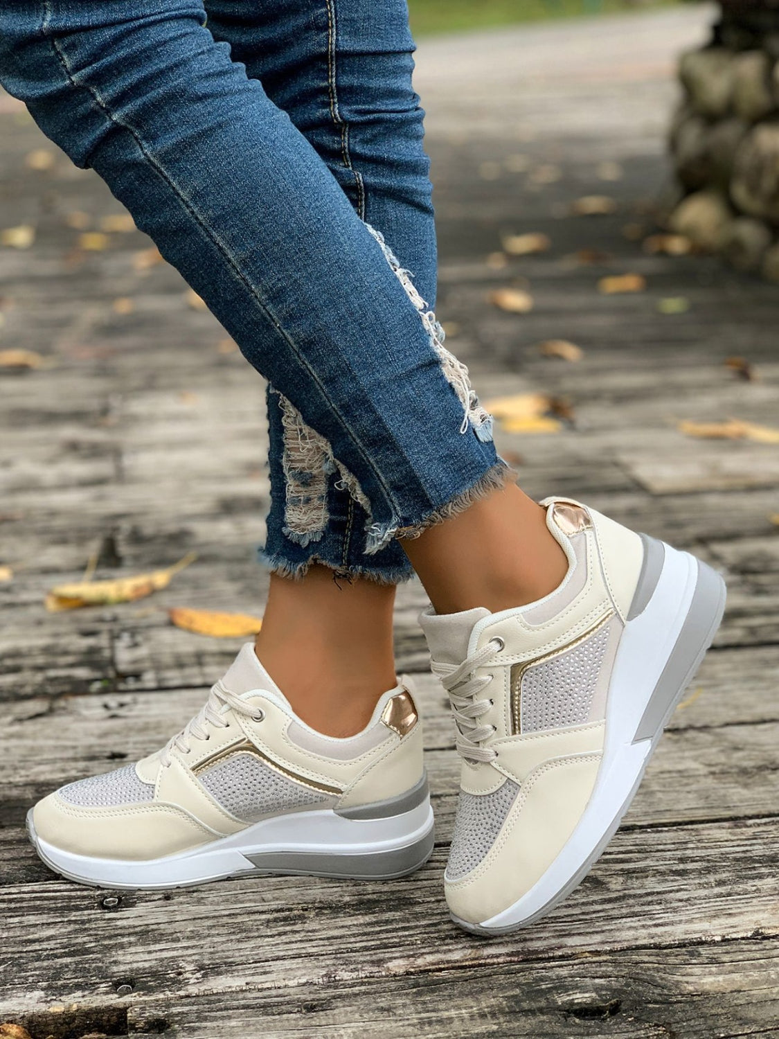 Zapatillas de cuña con cordones y diamantes de imitación