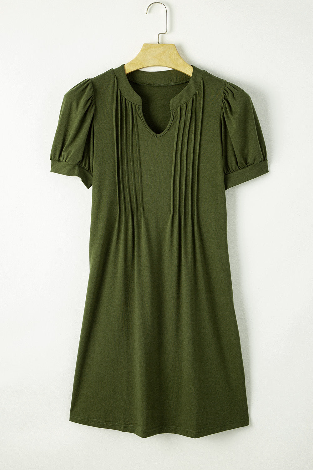Vestido camisero plisado con mangas abullonadas y cuello con muescas en color negro