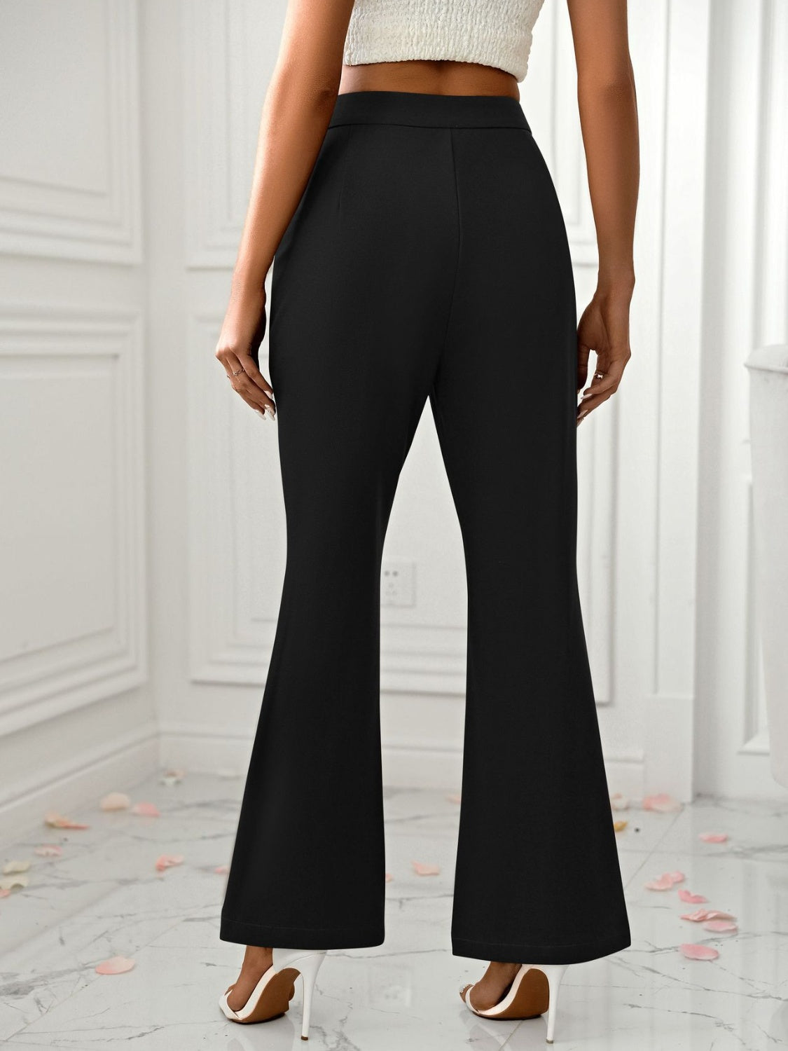 Pantalones acampanados con abertura y bolsillos