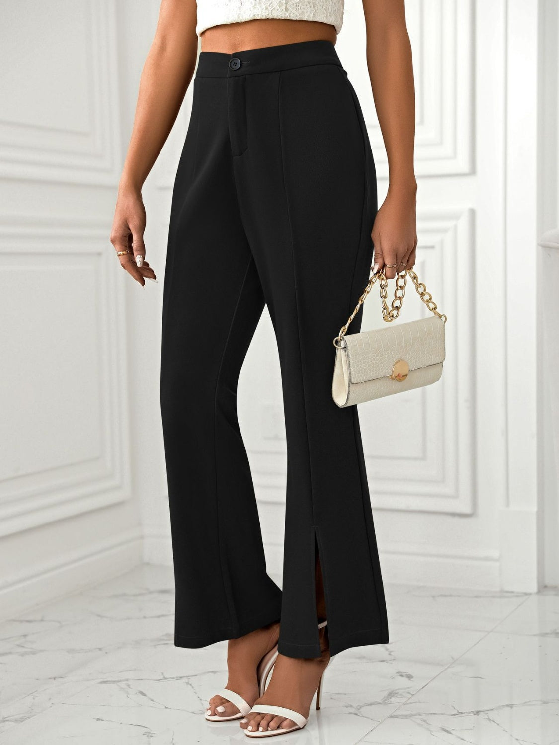 Pantalones acampanados con abertura y bolsillos