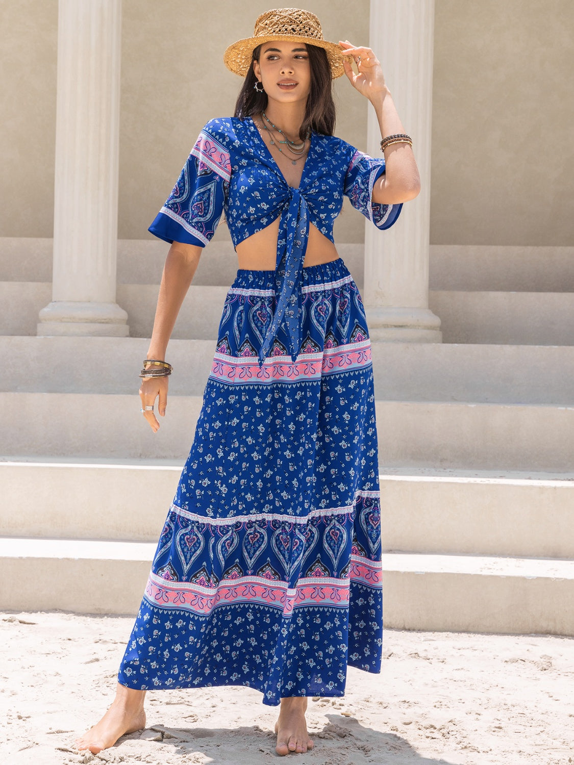 Conjunto de falda y top con mangas onduladas y estampado