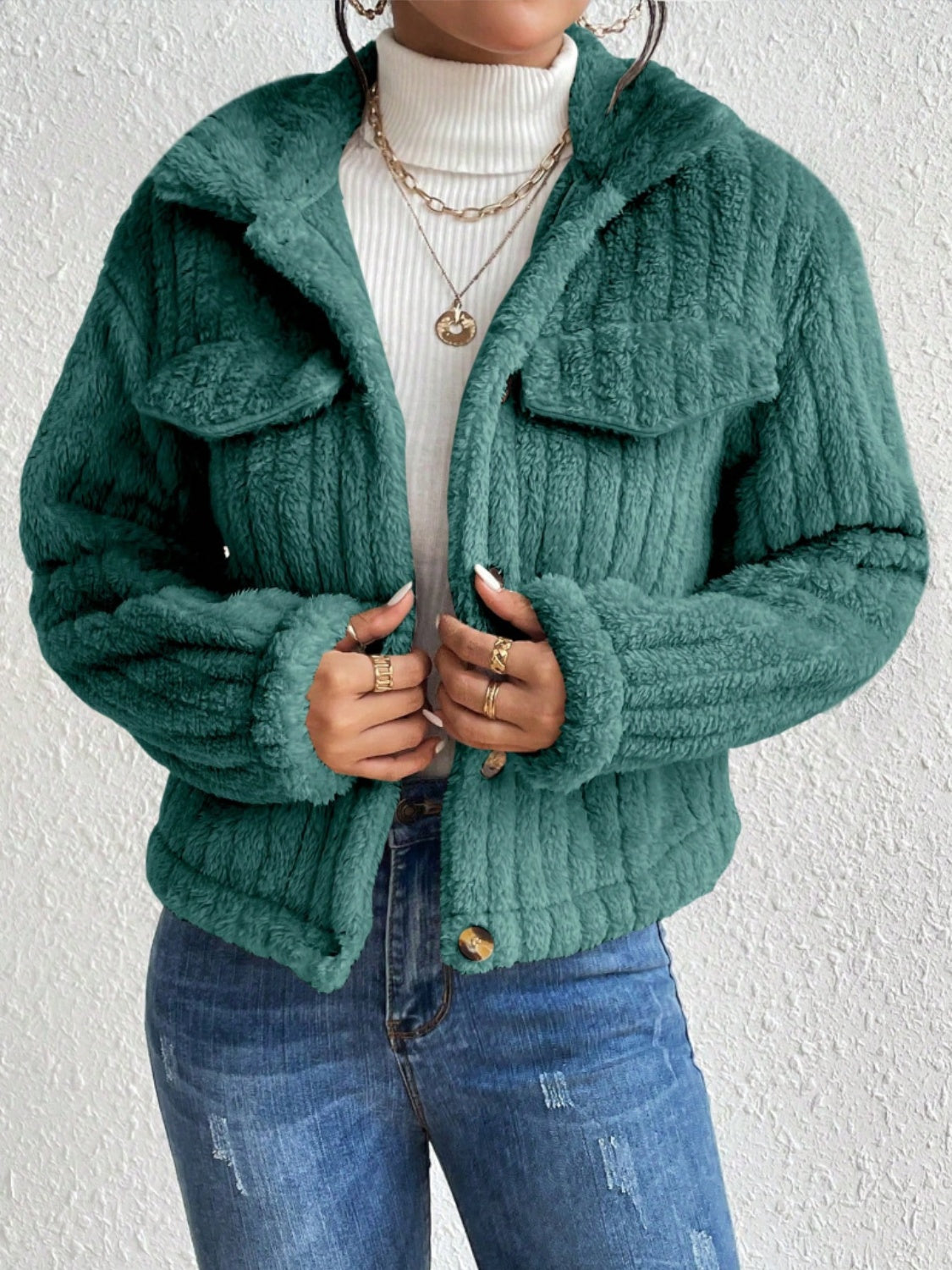 Chaqueta abotonada con cuello peludo