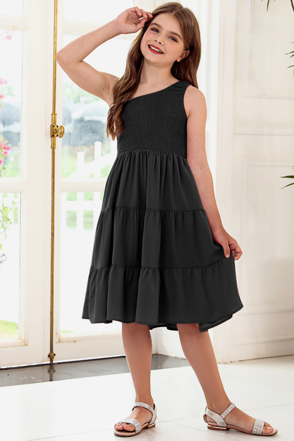 Vestido sin mangas con un solo hombro y capas
