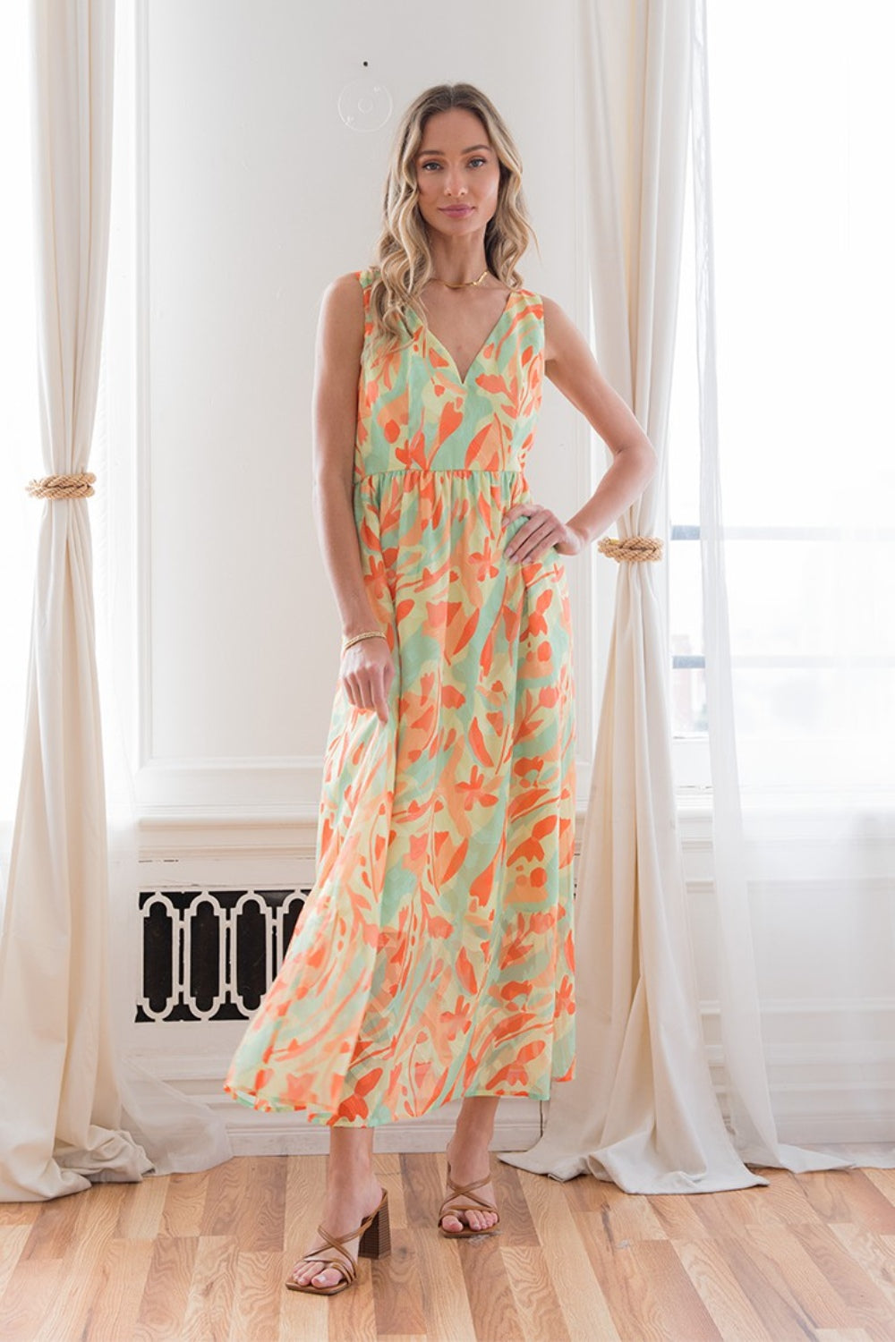 Vestido sin mangas con escote en V y estampado Sew In Love