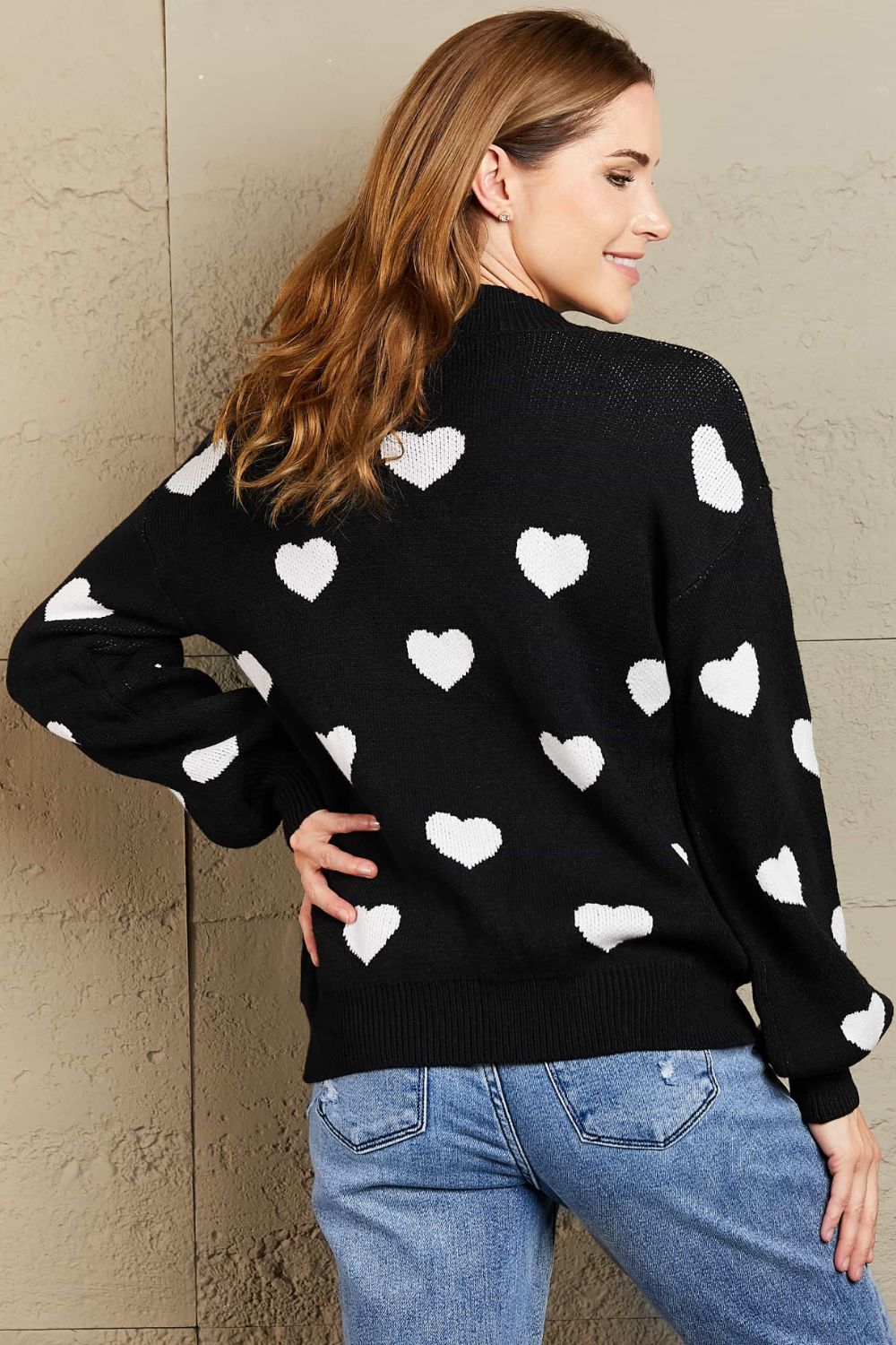 Suéter tipo túnica con cuello redondo y mangas abullonadas con estampado de corazón tejido a la derecha