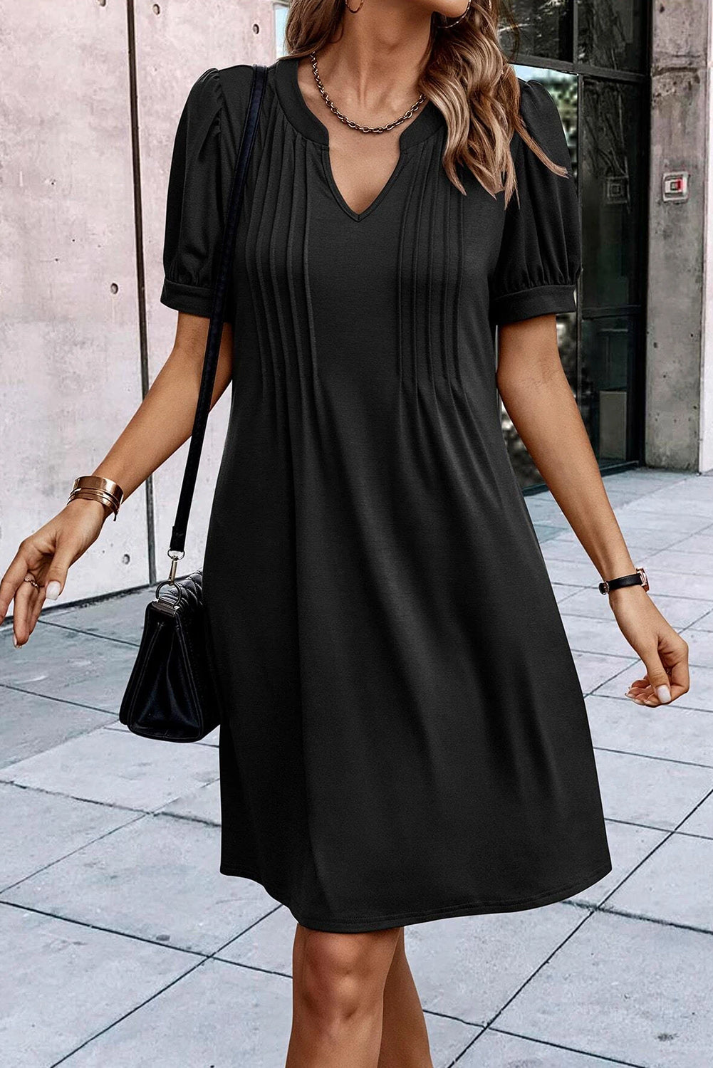 Vestido camisero plisado con mangas abullonadas y cuello con muescas en color negro
