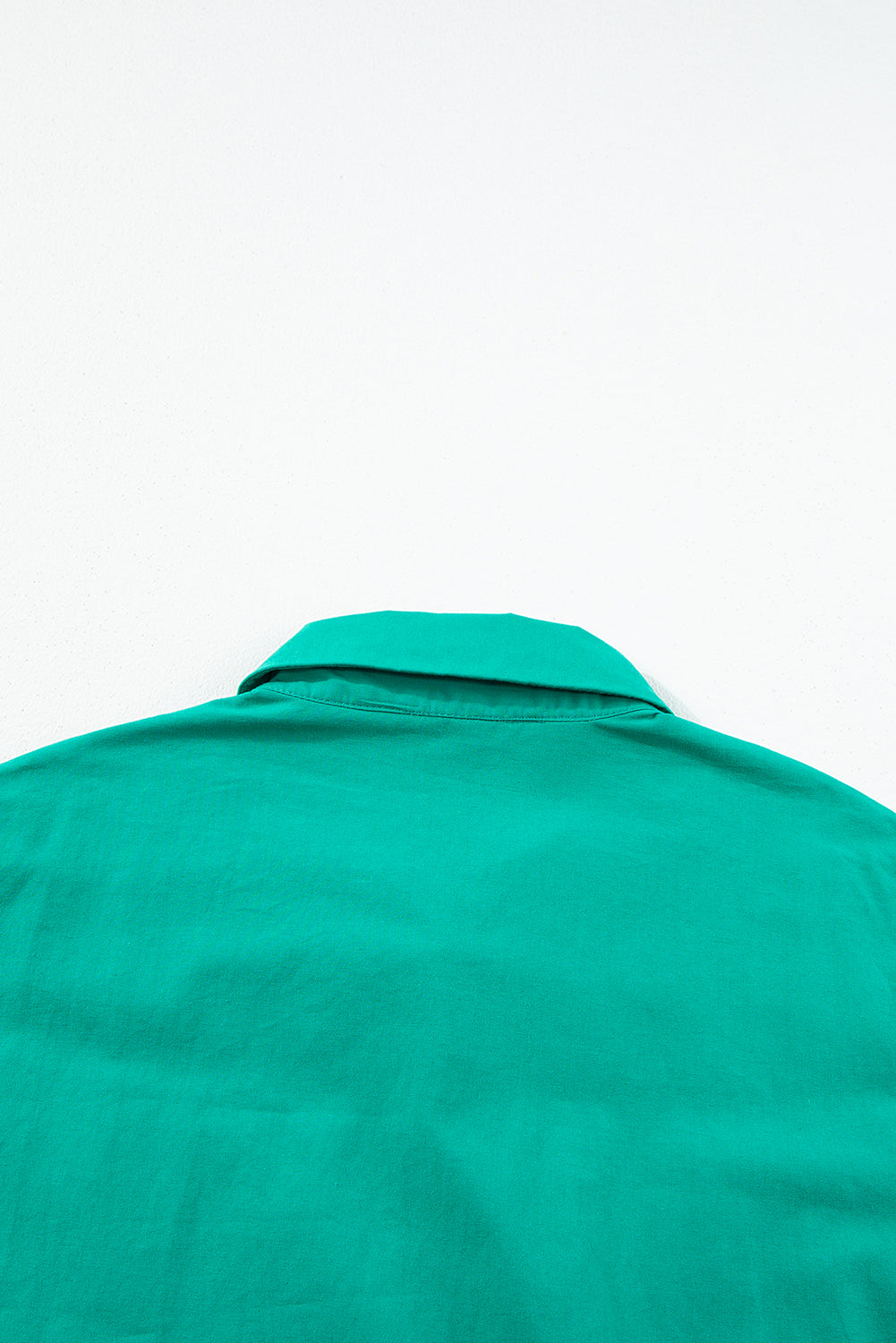 Vestido camisero con botones y mangas fruncidas con volantes de color verde brillante